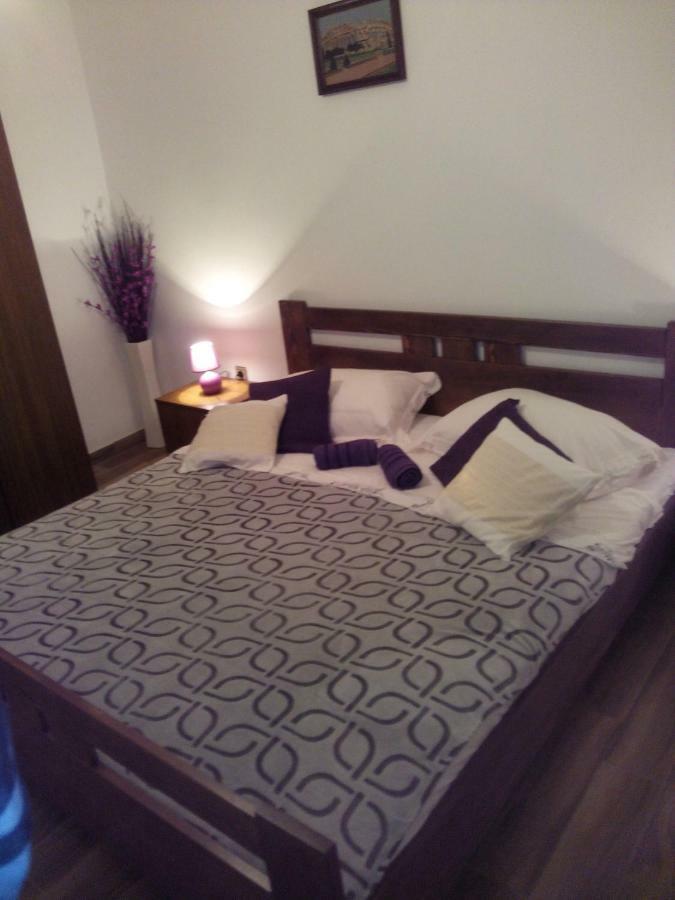Apartment Artusi Pula Bagian luar foto
