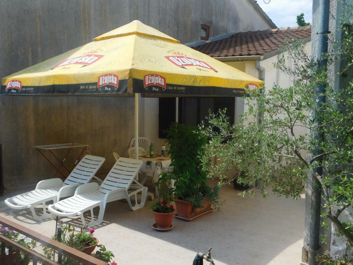 Apartment Artusi Pula Bagian luar foto